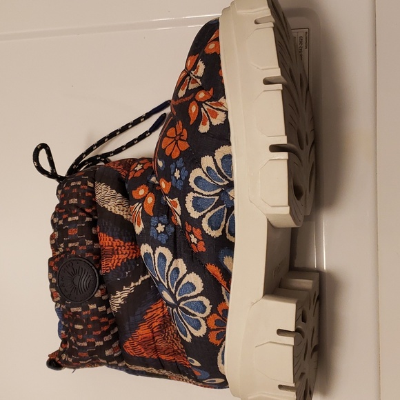 FARM Rio Pineapple Flower Lug Sole Puffer Bootie NWOT - Picture 4 of 8